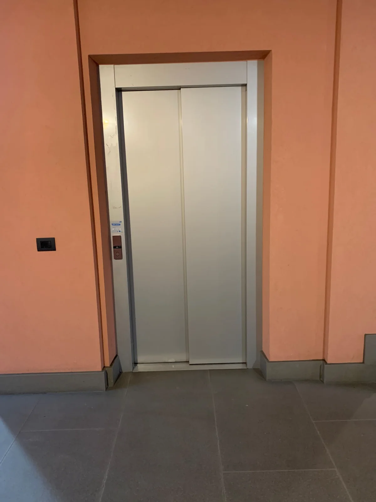 L'ascensore che sale dal garage fino al loft