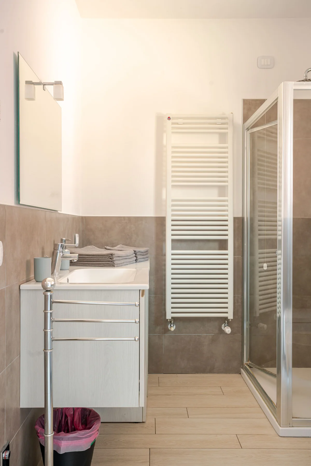 Il bagno, con il lavabo e lo scaldasalviette