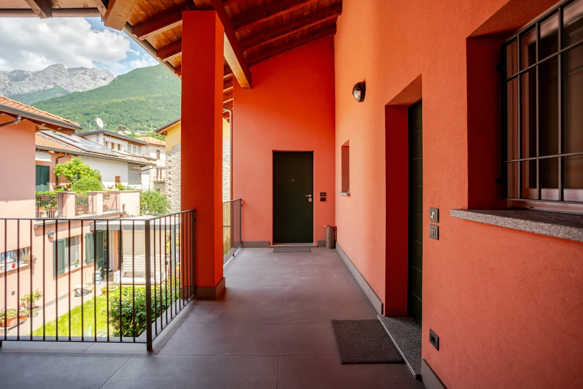 Il ballatoio d'ingresso, con la vista sulle montagne