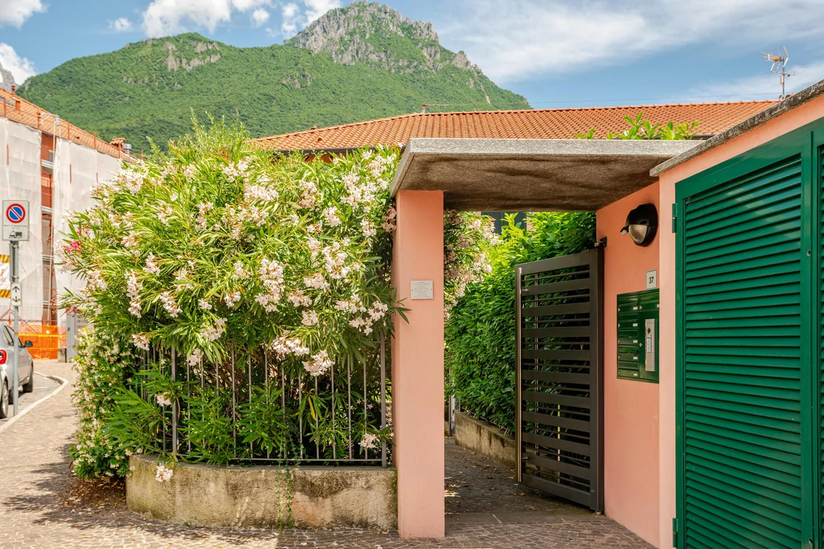 Il cancello d'ingresso della residenza, con la montagna alle spalle