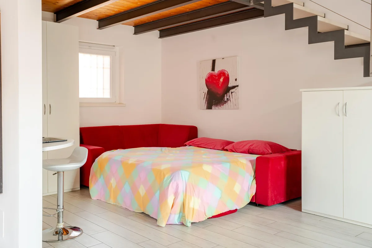 Il divano letto del soggiorno, aperto