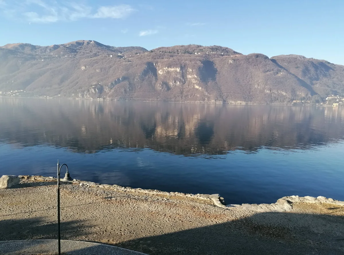 Il lago in una mattina d'inverno, con la sponda di fronte