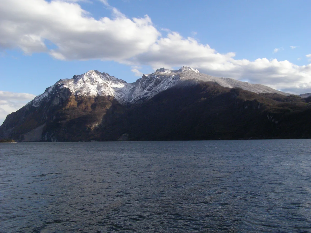Il lago e le montagne innevate, da Mandello