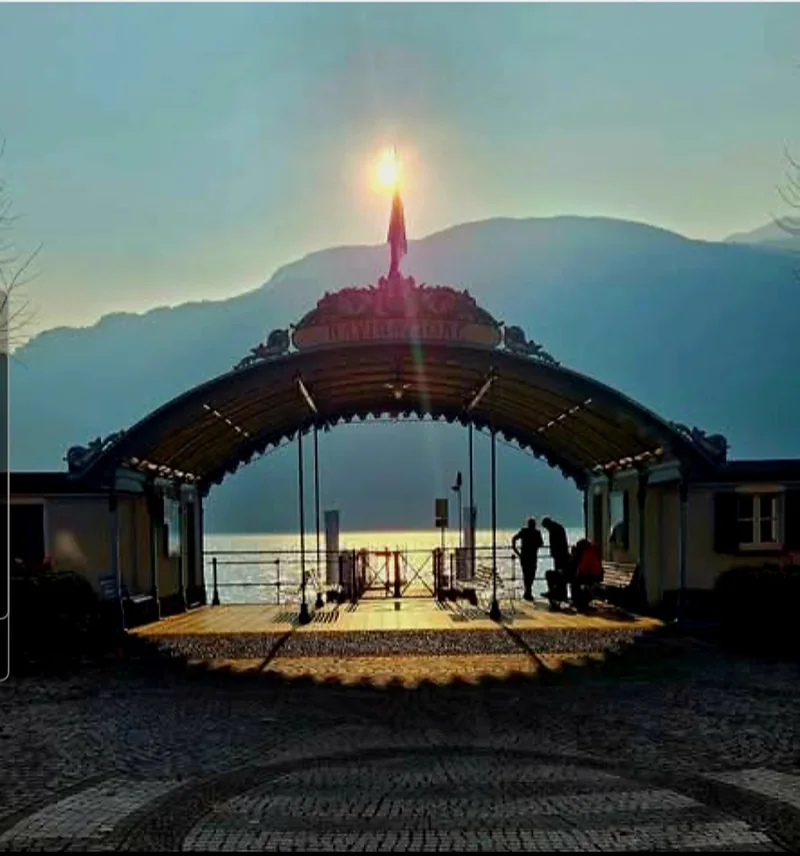 Il pontile di Mandello in controluce, al tramonto