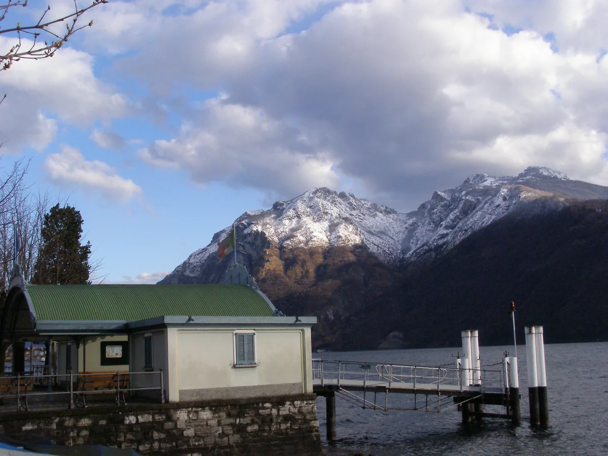 L'imbarcadero con le montagne innevate di fronte
