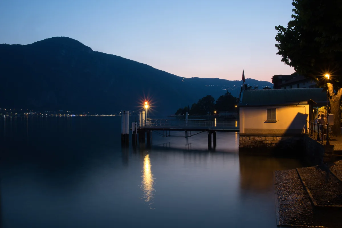 L'imbarcadero di Mandello all'ora blu