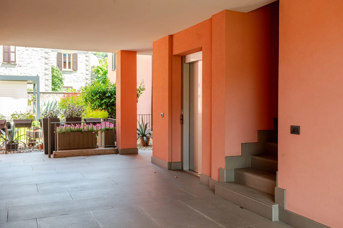 Il portico della residenza con l'ascensore
