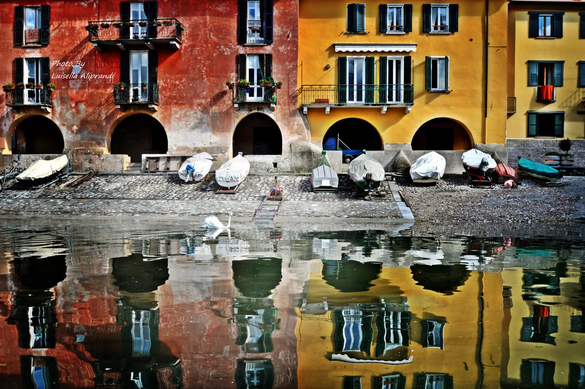 Le case di Riva Granda riflesse nel lago