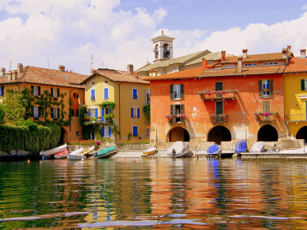 Riva Granda, il porticciolo di Mandello con le case colorate