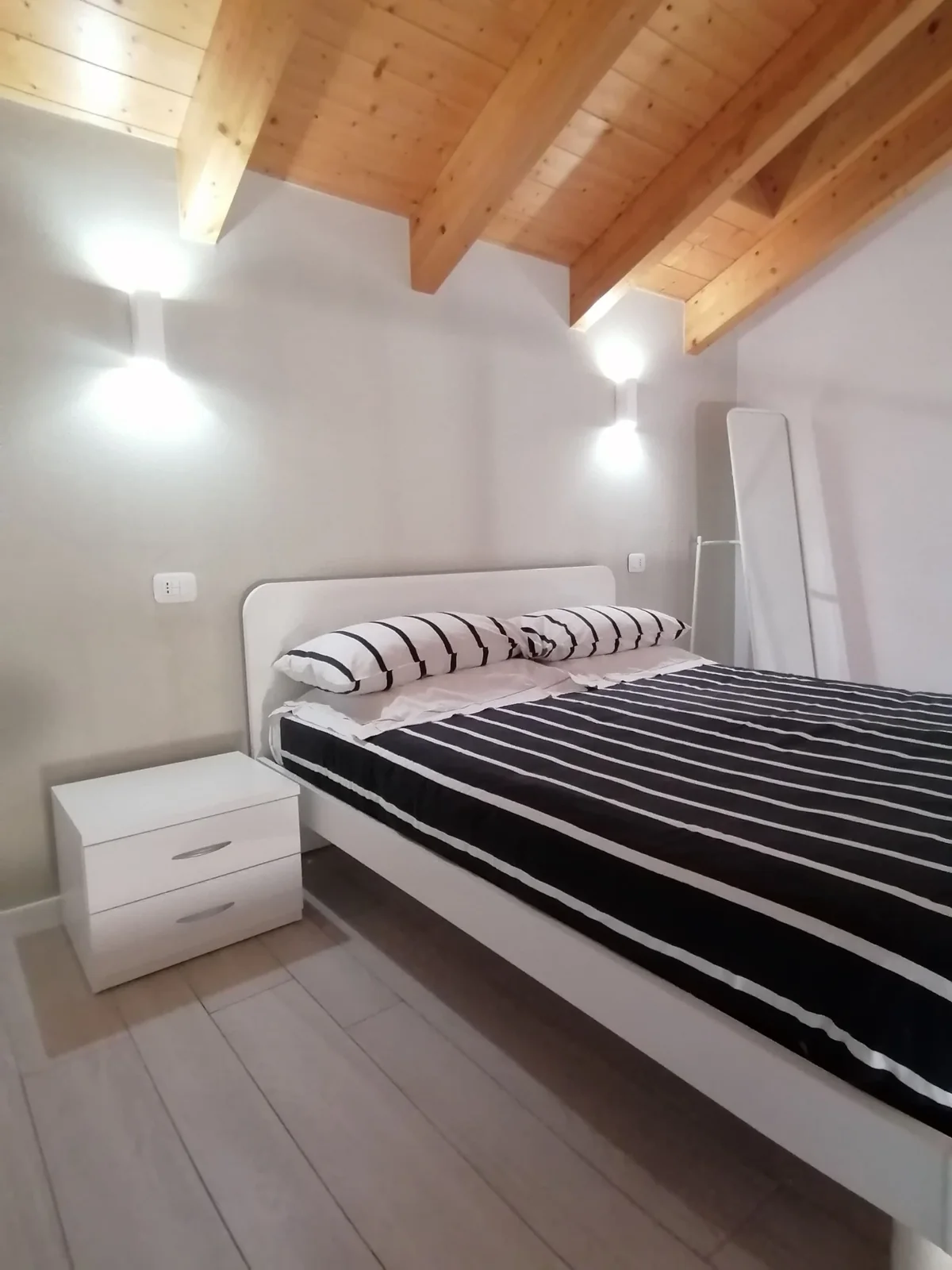 Il letto matrimoniale nel soppalco, sotto le travi di legno