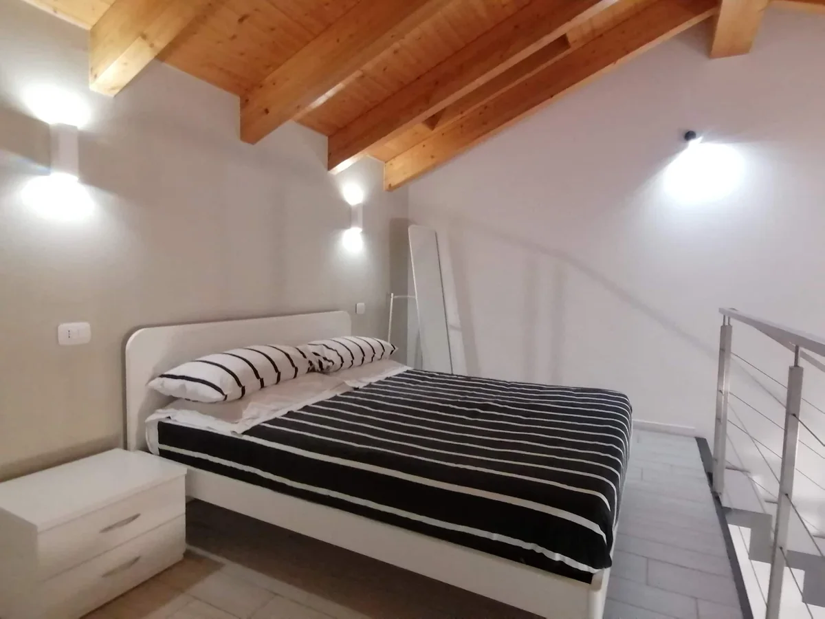 Il soppalco con il letto matrimoniale