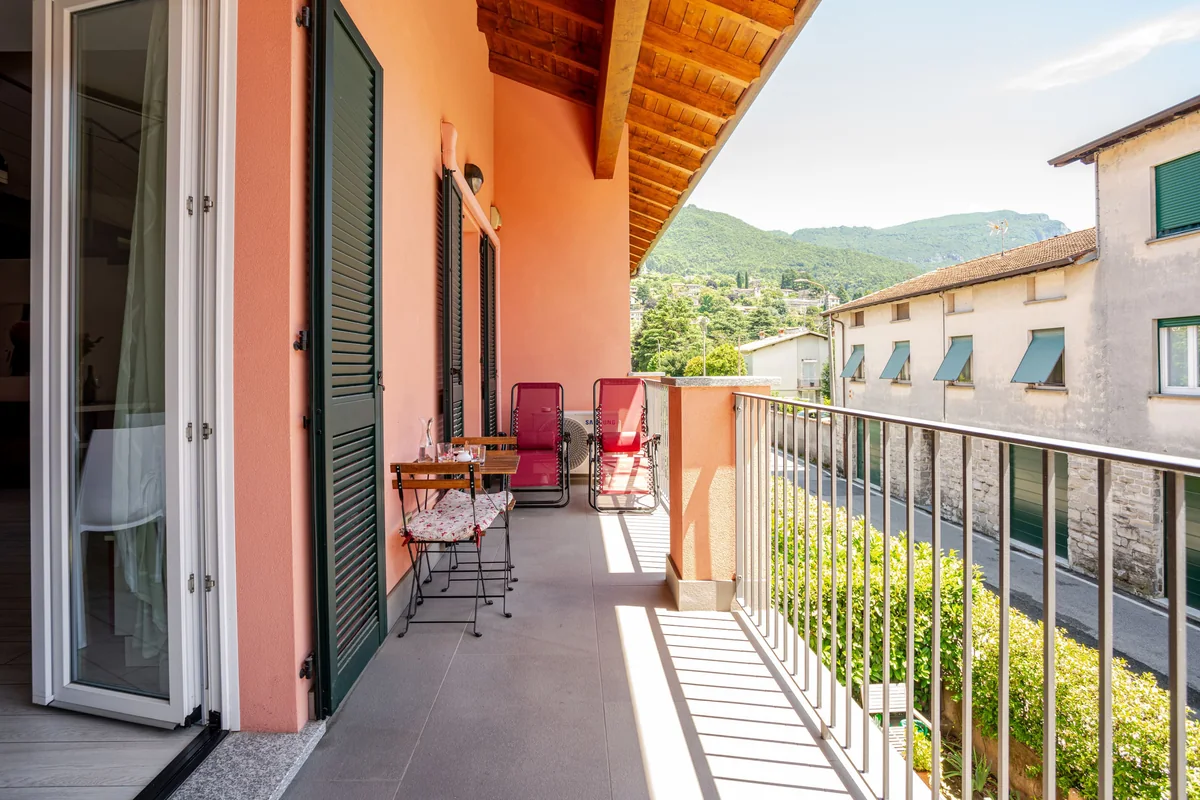 La terrazza, con le montagne sopra i tetti di Mandello