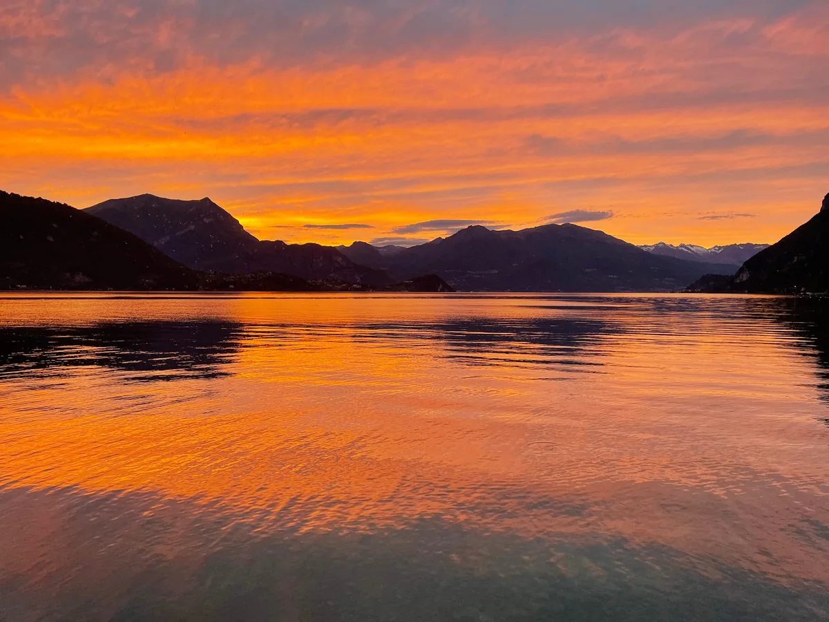 Tramonto arancio sul Lago di Como