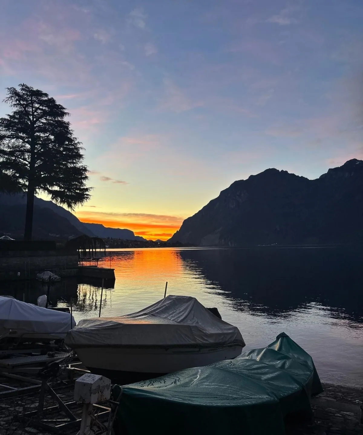 Tramonto sul lago a Mandello del Lario, con le barche a riva