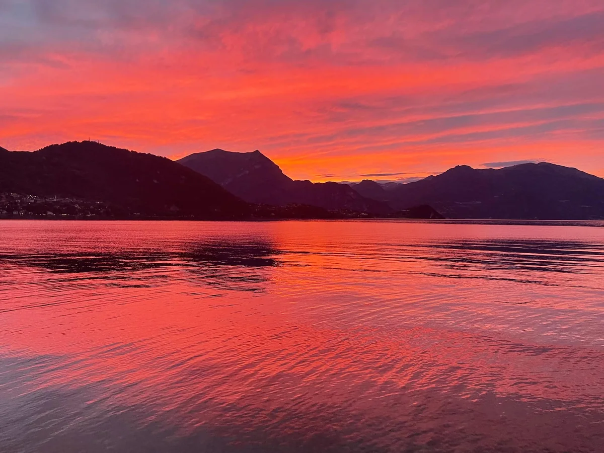 Tramonto rosso sul ramo di Lecco del Lago di Como