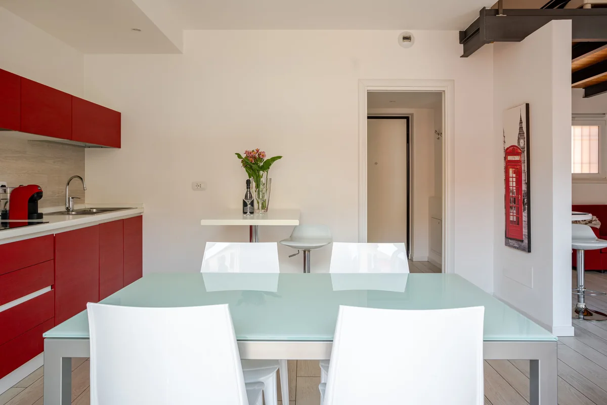 Il tavolo da pranzo davanti alla cucina